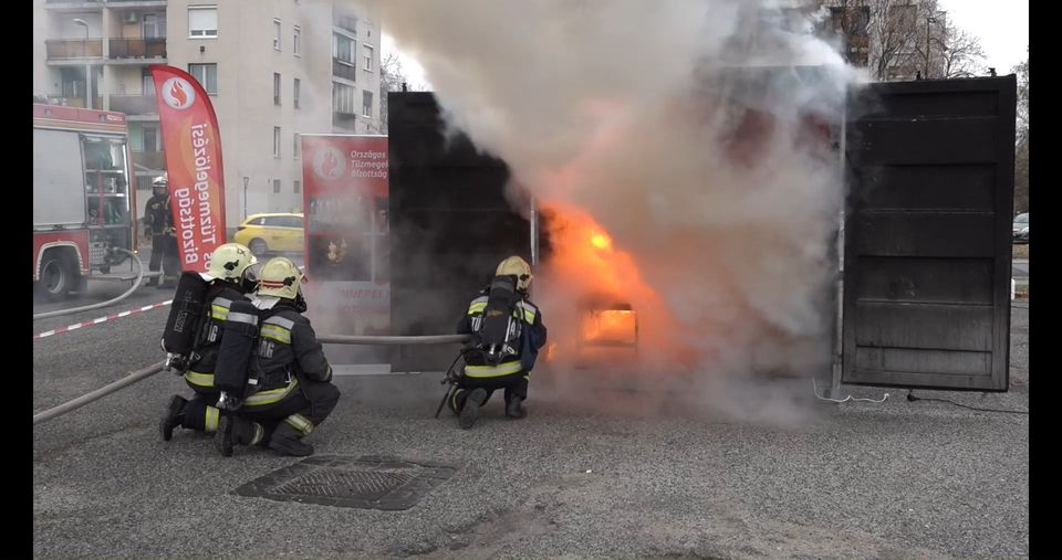 Konténerben karácsonyoztak!
 Vagyis megmutatták, mi történik a lakásba ha
 gye...