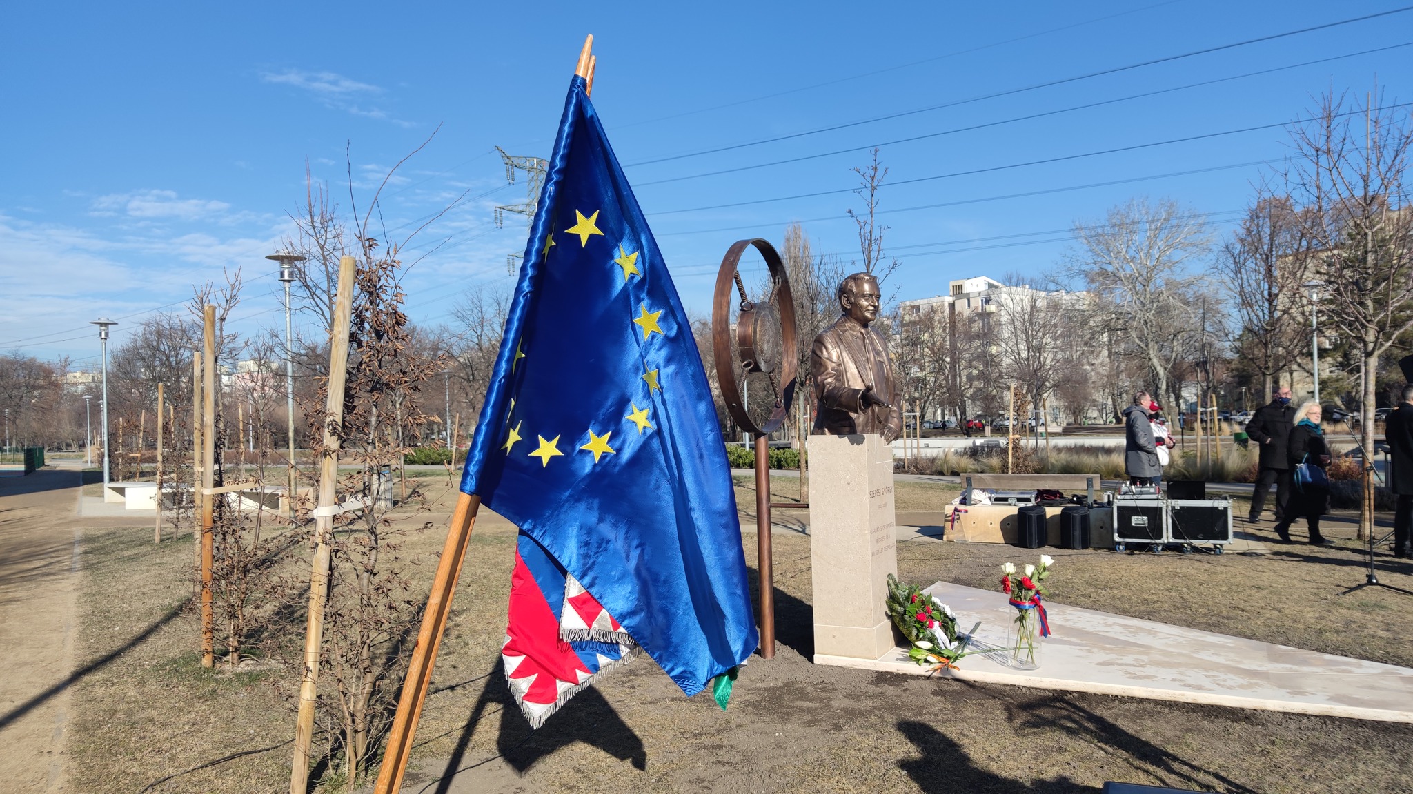 100 éve született!
 Szepesi György.
 Váci úton az emléktáblánál, Hajdú pihenő ...