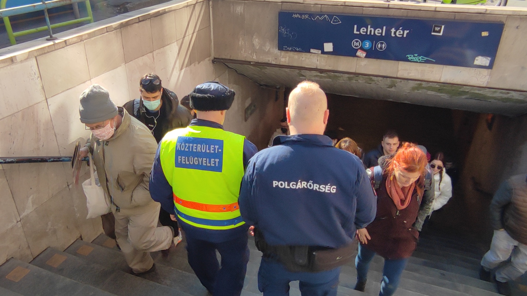 Szolgálatok, a Rendőrséggel, 
 Tűzoltósággal - ezt tudjátok!
 De azt már kevés...