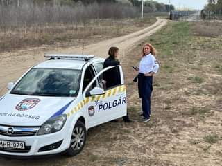 Lehet, hogy egy kép erről: 2 ember, álló emberek, autó és szabadtéri