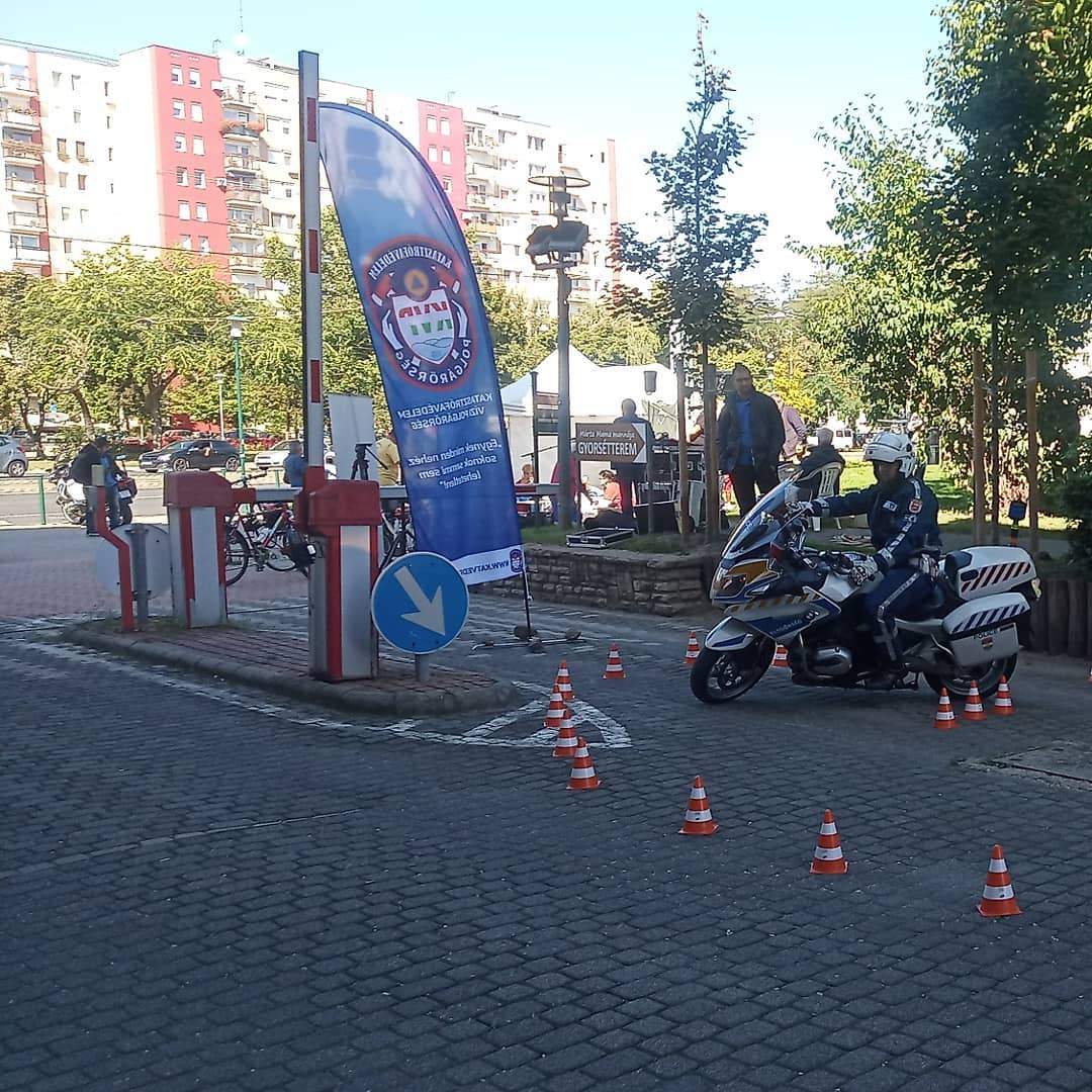 A motorosrendőrök a kerékpáros pályán is helytálltak!...