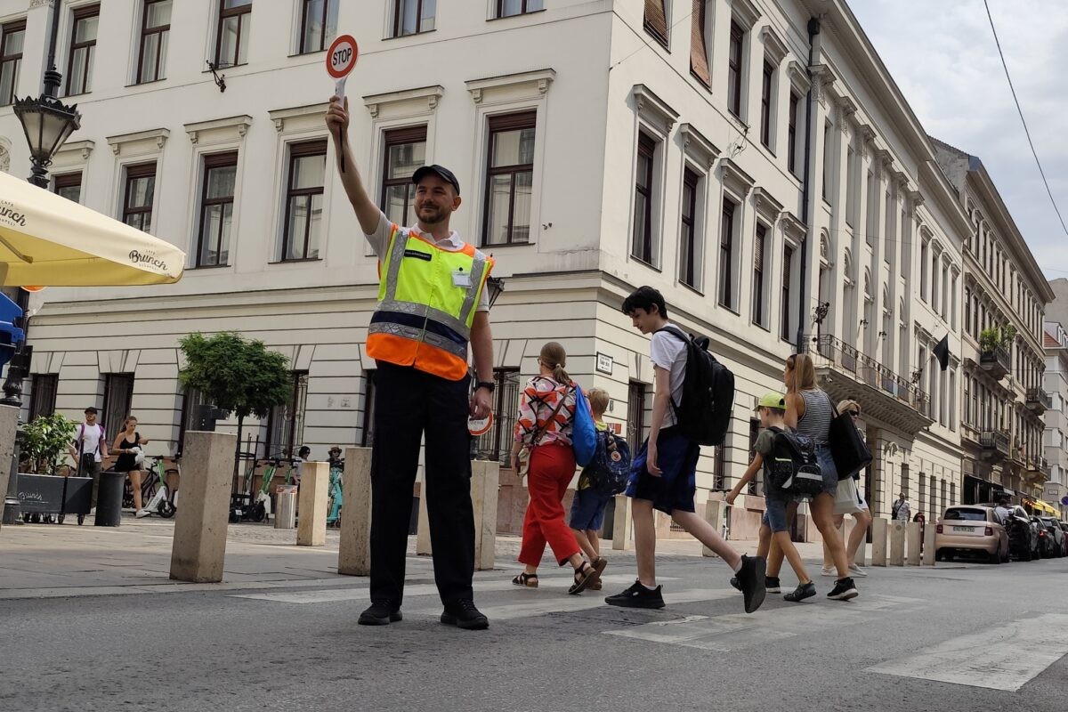 Figyelem! Zebraszolgálat a Hild József általános iskola előtt!...